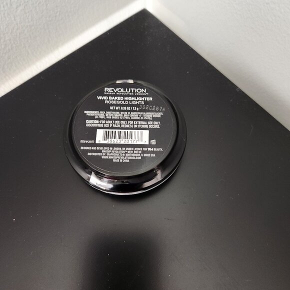 Revolution Make Up Vivid Baked Highlighter Blush Rosegold Lights New and Sealed - Picture 2 of 2